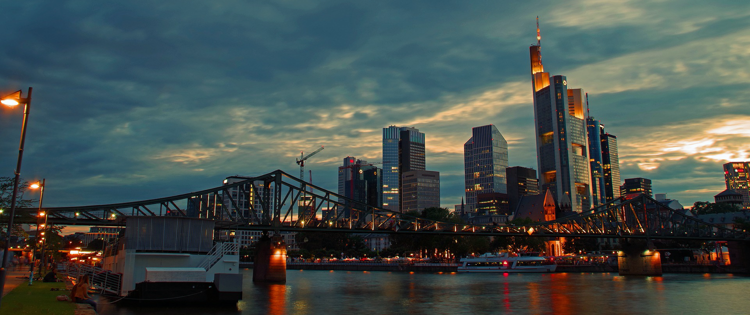 Frankfurter Skyline bei Nacht